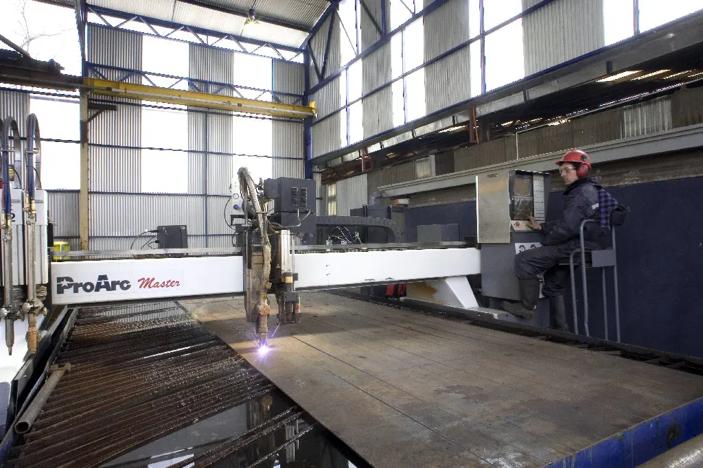 <strong>Tecnología CNC y Automatización:</strong>